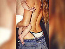 Солист Maroon 5 Адам Левин поздравил жену с 35-летием ее фото топлес