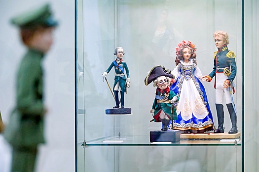 В Екатеринбурге открылась выставка авторских кукол "410 лет Дому Романовых"
