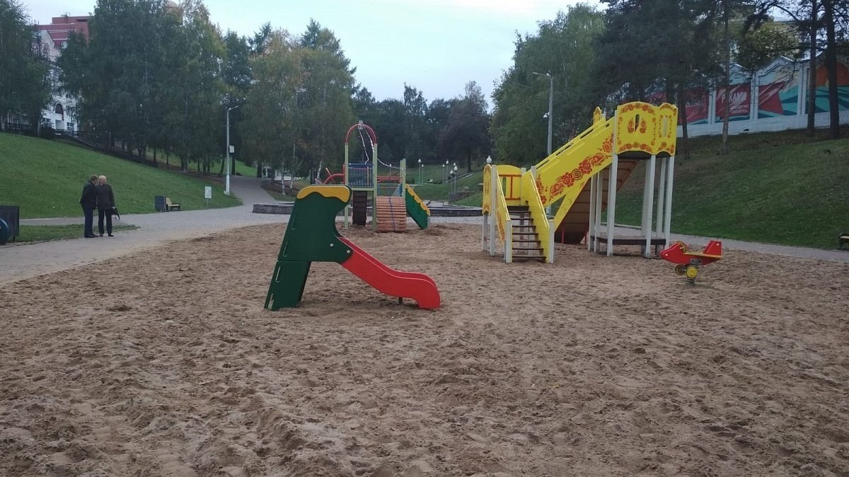 В сквере 60-летия СССР обновили детскую площадку