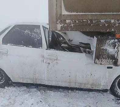 В Самарской области 14 декабря на трассе легковушка влетела под грузовик
