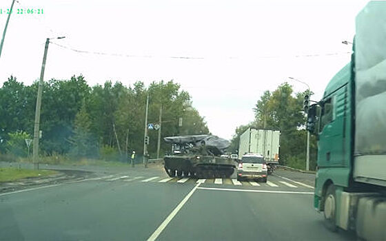 Под Рязанью Боевая машина десанта ушла в занос и протаранила легковушку