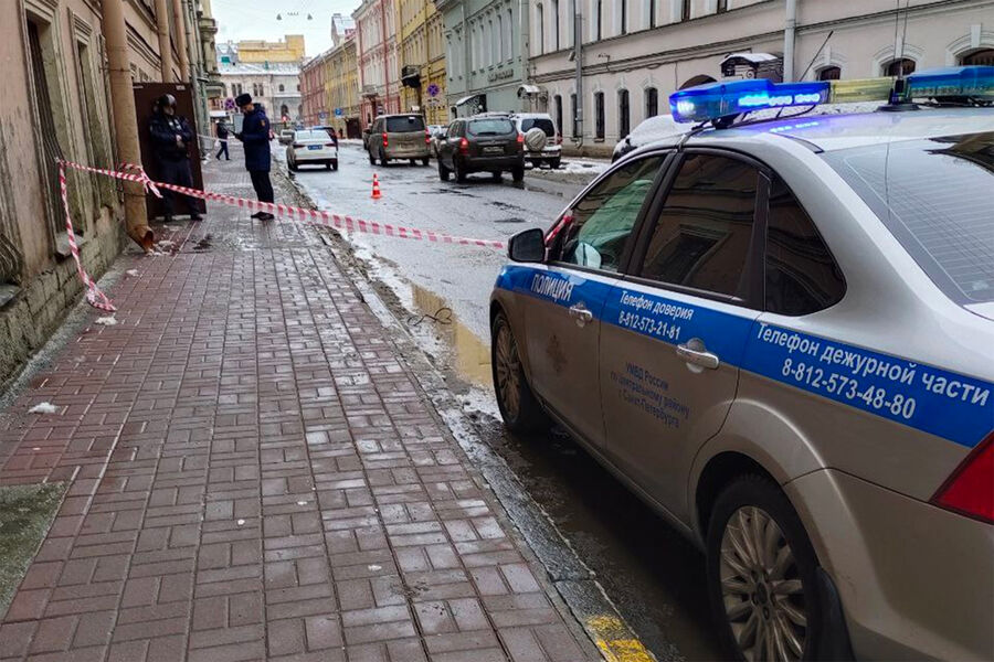 Офис партии «Яблоко» в Петербурге оцепили полицейские