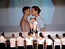 В Крыму показали спектакль с целующимися юношами
