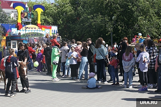 В Тюмени сотни детей часами ждут очереди на бесплатную карусель