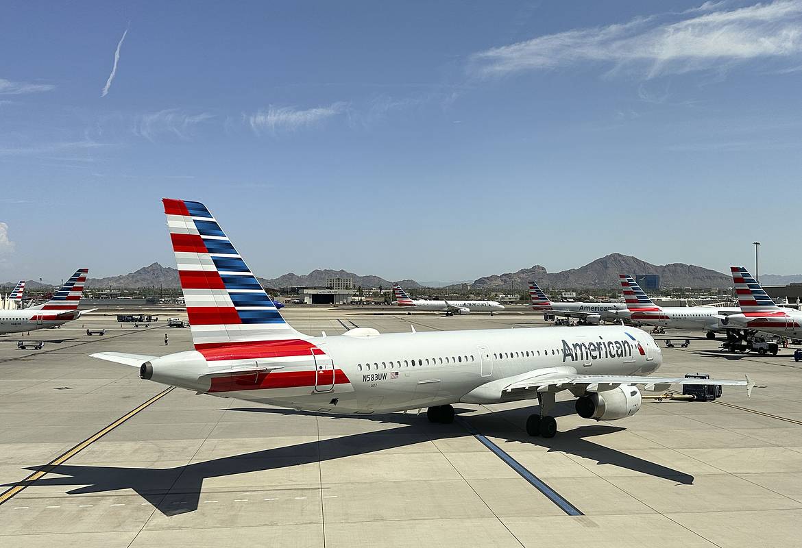 Пилоты развернули самолет в небе из-за сообщения из трех букв в телефоне пассажира