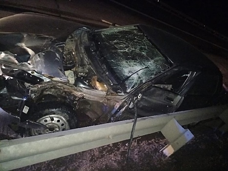 В Самарской области после столкновения с грузовиком пострадал водитель "Приоры"