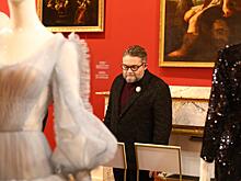 Историк моды Александр Васильев проведёт онлайн-экскурсию по выставке «Платье с историей»