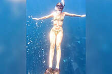 Модель Виттория Черетти снялась в купальнике под водой