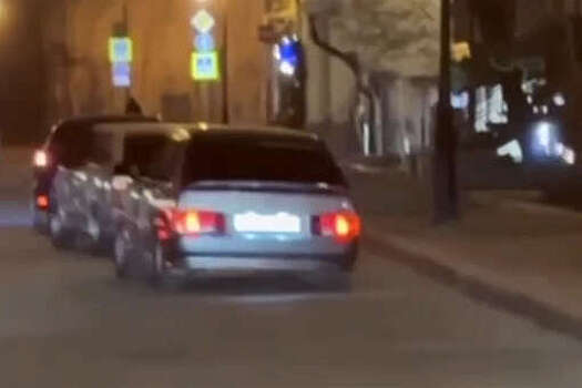 В Москве на видео попали водители, которые "виляли" на авто на Патриарших прудах