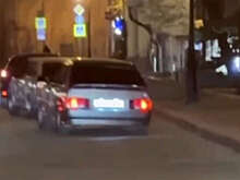 В Москве на видео попали водители, которые "виляли" на авто на Патриарших прудах