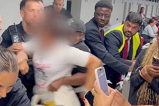 Пассажирка самолета впала в истерику из-за отмены рейса и попала на видео
