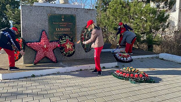 В Анапе активисты ОНФ провели акцию у памятника герою Великой Отечественной
