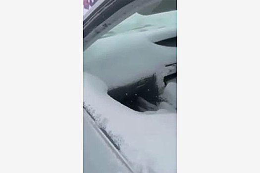 Жители российского региона сняли последствия снежного апокалипсиса на видео