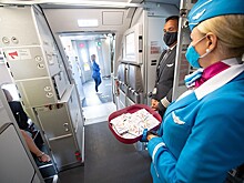 Стюардесса удивила пользователей Сети рабочей позой