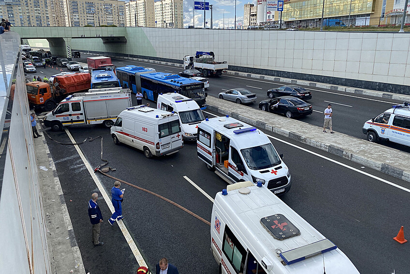 Помощь пострадавшим оказывали прямо на обочине, а для госпитализации задействовали санитарный вертолет.