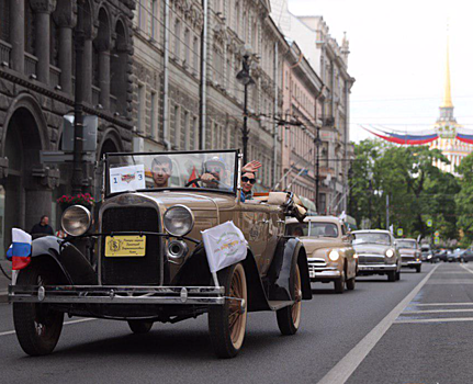 Фоторепортаж: в центре Петербурга парад ретро автомобилей