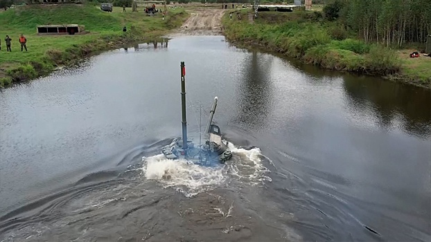 Курсанты научились водить танки под водой на Урале