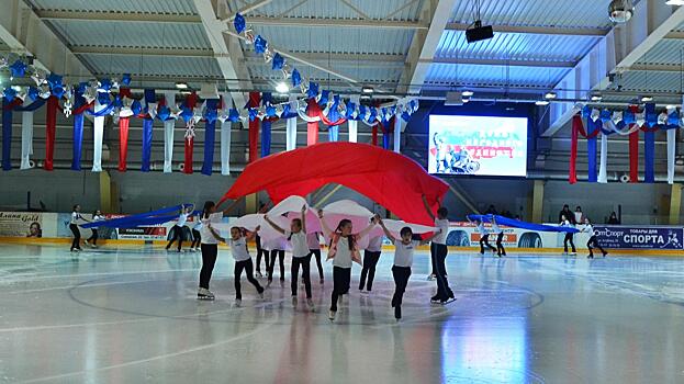 Стоя аплодировали зрители юным фигуристам, которые на ледовой арене выступили в честь Дня народного единства