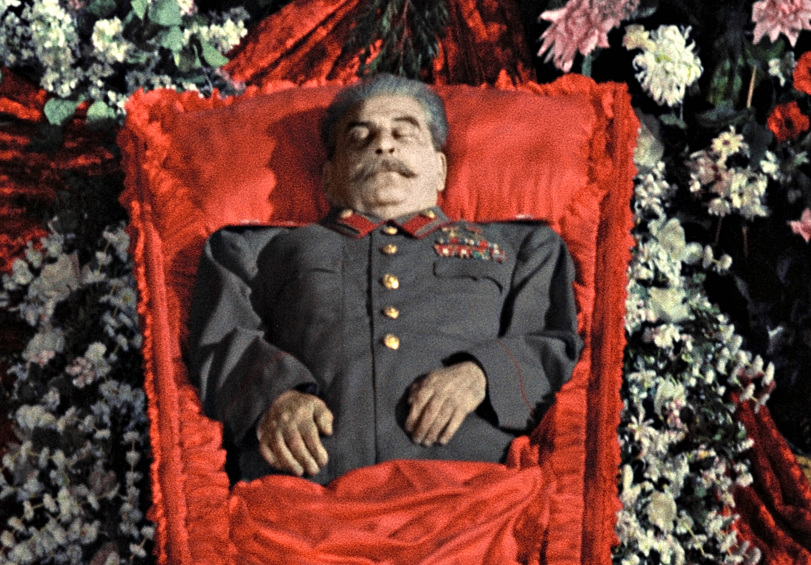  Иосиф Сталин умер вечером 5 марта 1953 года. Врачи делали искусственное дыхание, пытались восстановить сердцебиение. Все оказалось бесполезно — в 21:50 наступила смерть