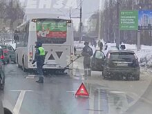 Таксист остановился у онкодиспансера и попал в ДТП с автобусом