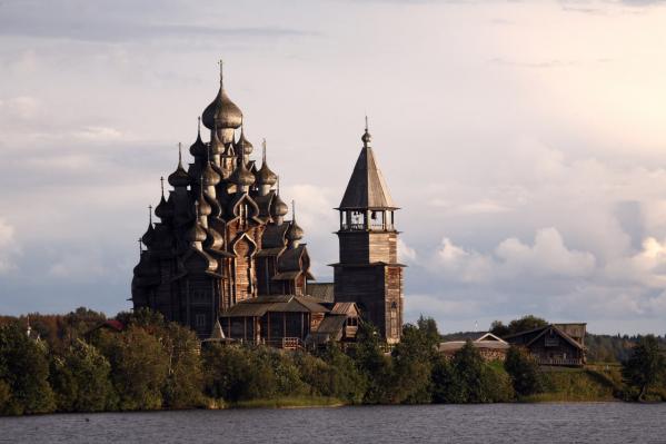 В Петрозаводске более 500 человек создали живой контур 22-главого храма
