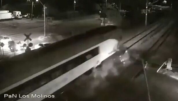 Пассажирский поезд полкилометра тащил сбитый на переезде пикап