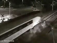 Пассажирский поезд полкилометра тащил сбитый на переезде пикап