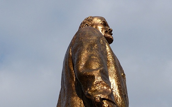 И Ленин такой золотой. В Волгограде за счет бюджета испортили памятники культуры