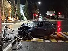 В Шахтах автомобиль врезался в столб и дорожный знак