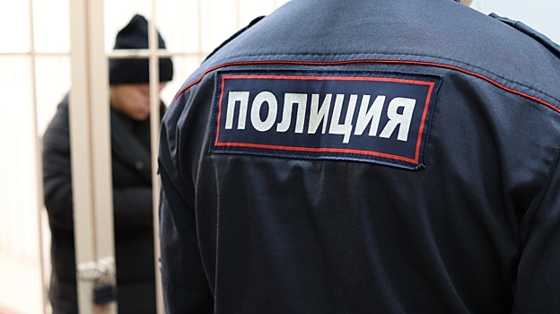В Новосибирске толпа подростков избила юношу на остановке "Радиостанция-2"