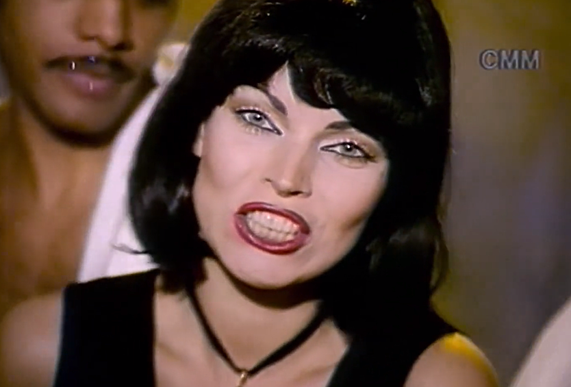 После распада группы певица начала выступать сольно. В 1992 году вышел ее первый хит «Девочка-ночь».