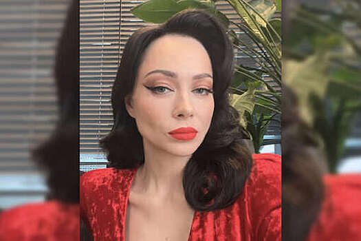 Актриса Настасья Самбурская повторила ретро образ в прозрачном платье