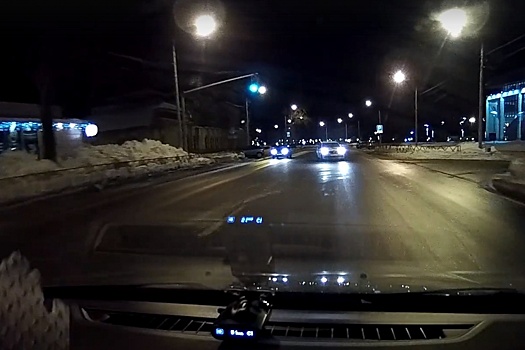 Водитель всем известного такси в Ярославле попал на камеры, катаясь по встречке