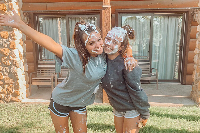 Будущая мисс США Одри Экерт (слева)