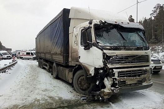 Сотрудники ГАИ помогли попасть домой детям, чей автобус застрял в пробке на трассе "Урал"