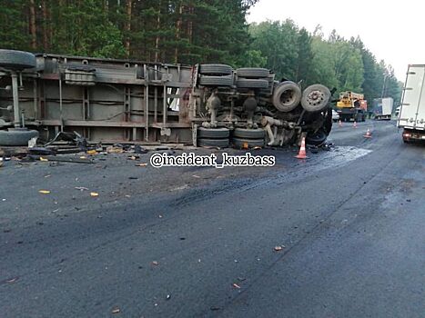 Фура в Кузбассе превратилась в металлолом из-за неосторожности водителя