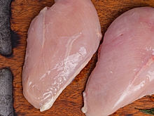 Ученые предупредили о смертельной опасности мытья сырой курицы