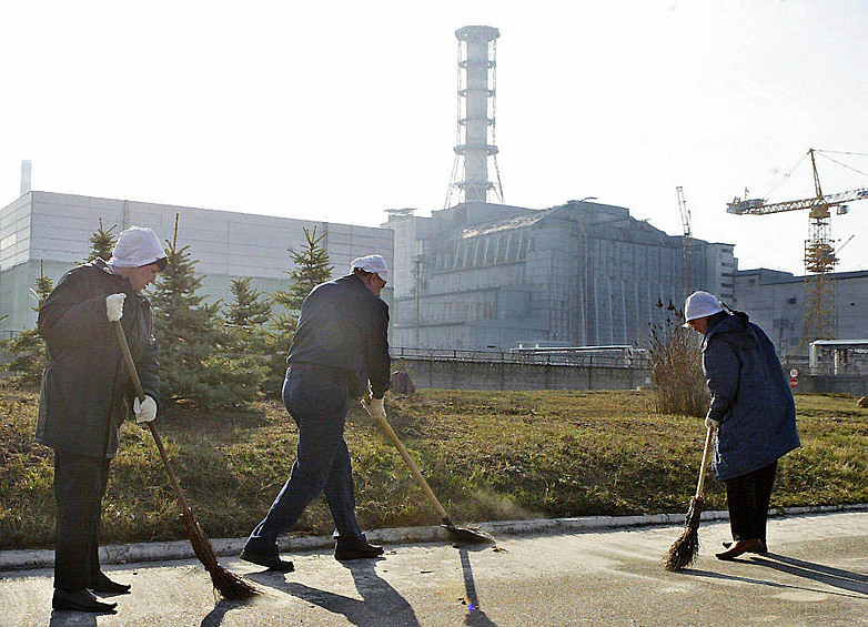 12 апреля 2006 года рабочие сметают радиоактивную пыль перед саркофагом, закрывающим поврежденный 4‑й реактор Чернобыльской АЭС. Из-за высокого уровня радиации бригады работают всего по несколько минут.