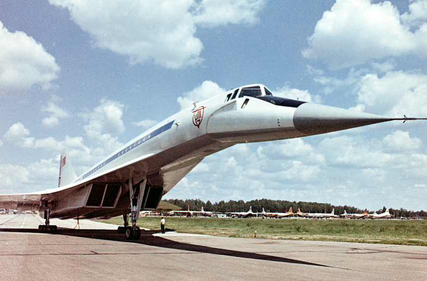 Сверхзвуковой пассажирский самолет Ту-144 на взлетной полосе в аэропорту Шереметьево, 1969 год