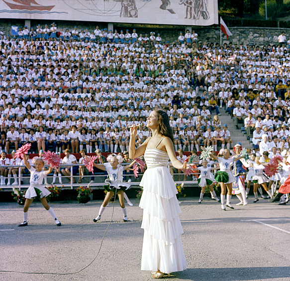 Певица София Ротару во время выступления в Международном детском центре «Артек», 1979.