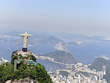 Туристы забрались на статую Христа-Искупителя в Бразилии