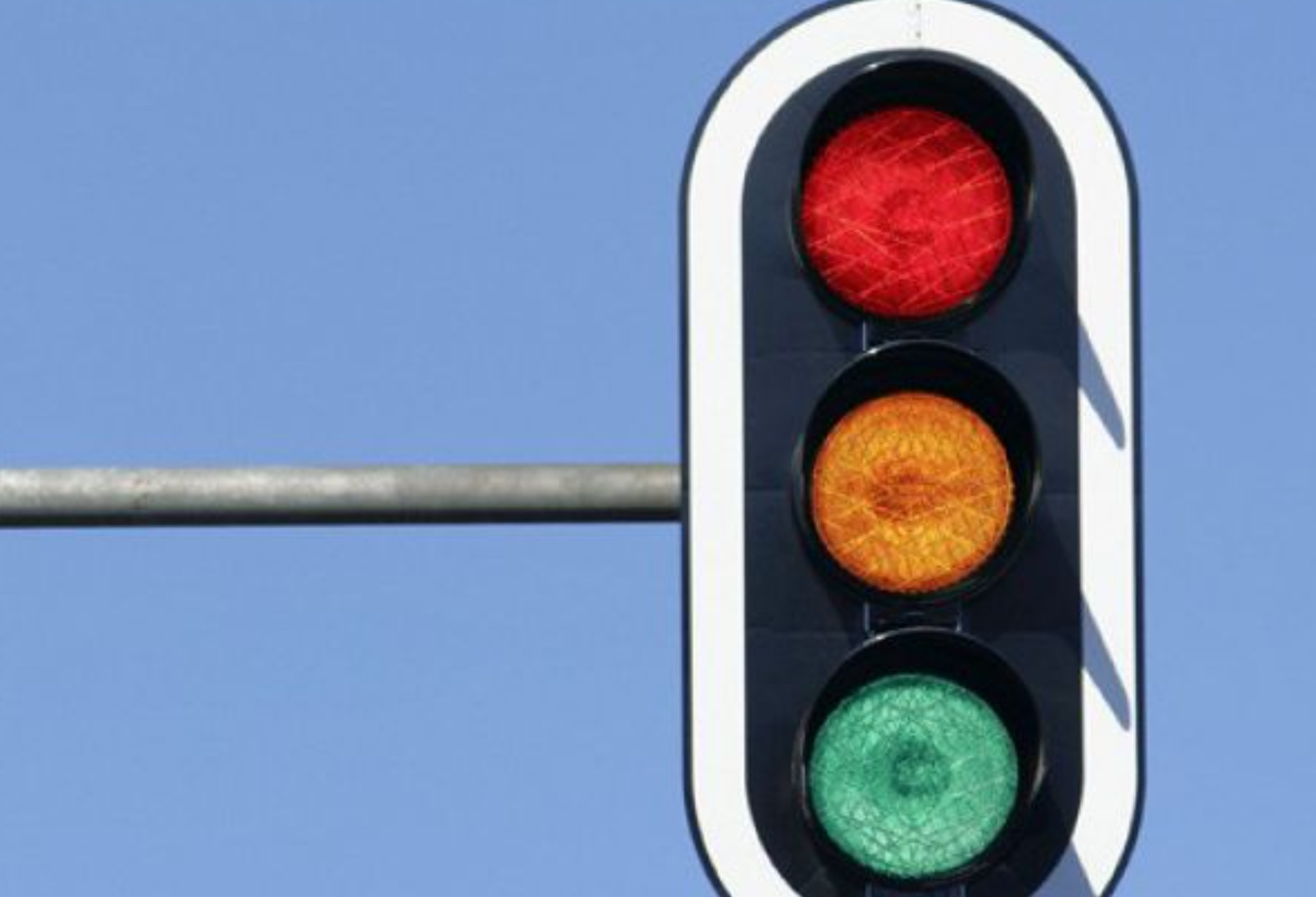 Можно проехать на желтый сигнал. Желтый свет светофора. Светофор для водителей. Белый сигнал светофора. Сигналы светофора.