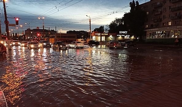 «Глухие» пробки и потоп: что происходит на дорогах Волгограда после ливня
