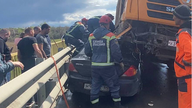 В Саратове самосвал столкнулся с иномаркой. Пострадали два человека
