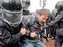 Зачем омоновцы на акциях в Москве заклеивают шлемы пищевой пленкой?