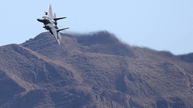 «Историческое унижение!» В Кувейте разбился американский истребитель F-15. Катапультировавшегося пилота увезли в багажнике авто