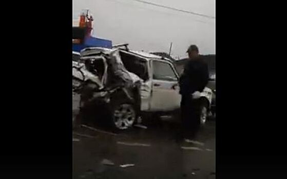 Под Пензой на М-5 «Урал» из-за тройного ДТП расплющило «Ниву»