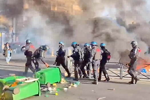 В европейской стране полиция разгоняет участников массовых акций протеста