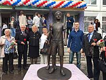 В школе № 1100 открыли памятник детям Донбасса