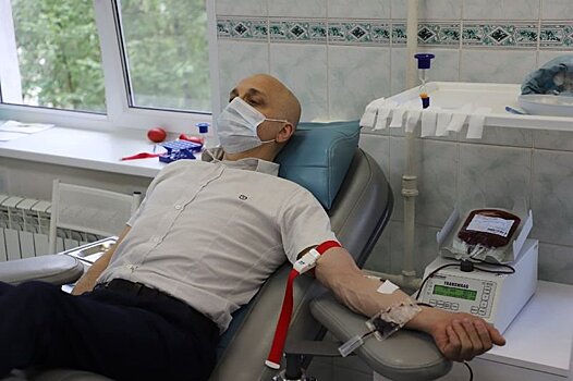 Элиссан Шандалович сдал кровь, присоединившись ко Всемирному дню донора